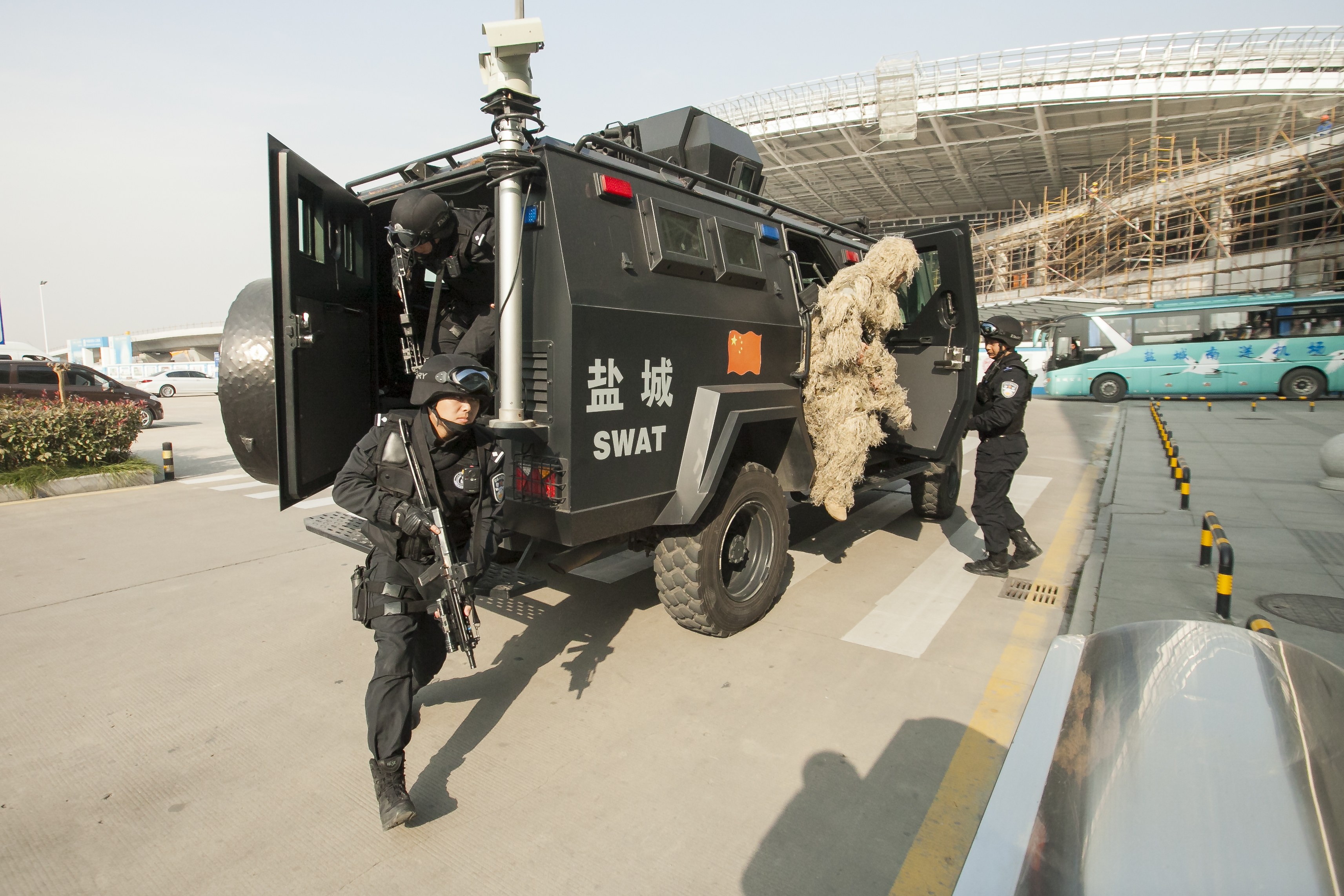 盐城南洋国际机场举行反恐应急救援综合演练