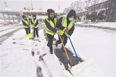 工作人员在常合高速上清除积雪。 新华报业视觉中心记者 邵 丹摄
