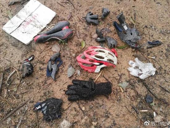 事故后遗留在现场的骑行护具. 钱江晚报 图