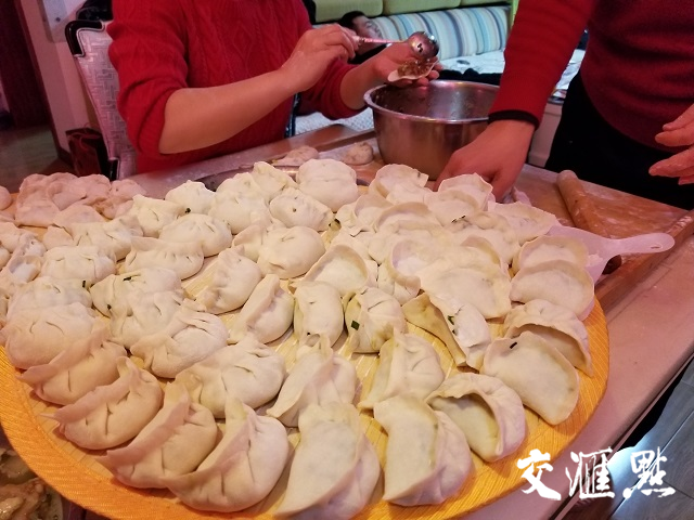 全家一起包饺子