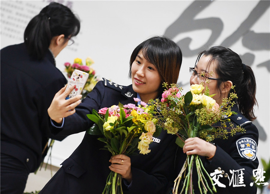 2018年3月6日上午,南京女民警迎三八秀才艺,一件件做工精巧的手