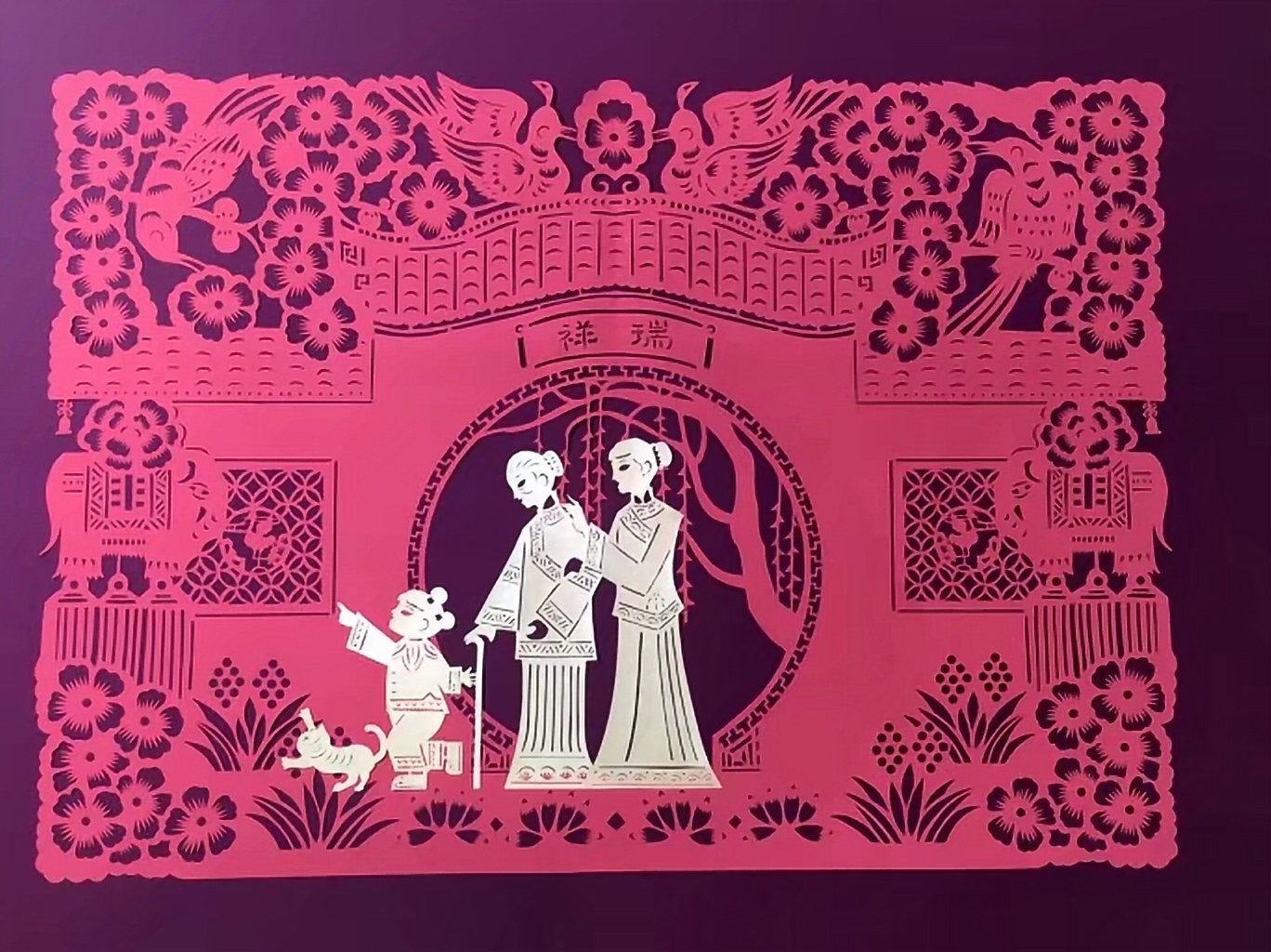 "深紫色宣纸打底,桃红色纸描绘景物,银色纸刻画人物,刻纸栩栩如生,别