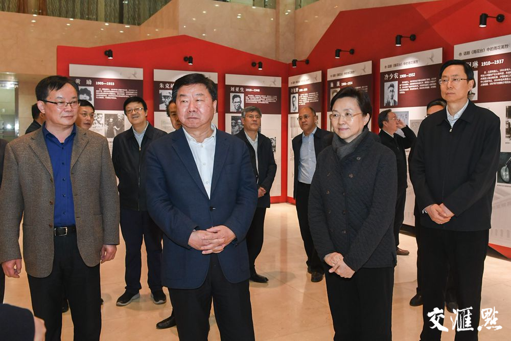 话剧《雨花台》在中央党校专场演出震撼人心