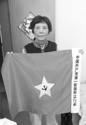 十七大时,她和党员老姐妹们一起绣制了17面党旗;十八大时,她一人亲手