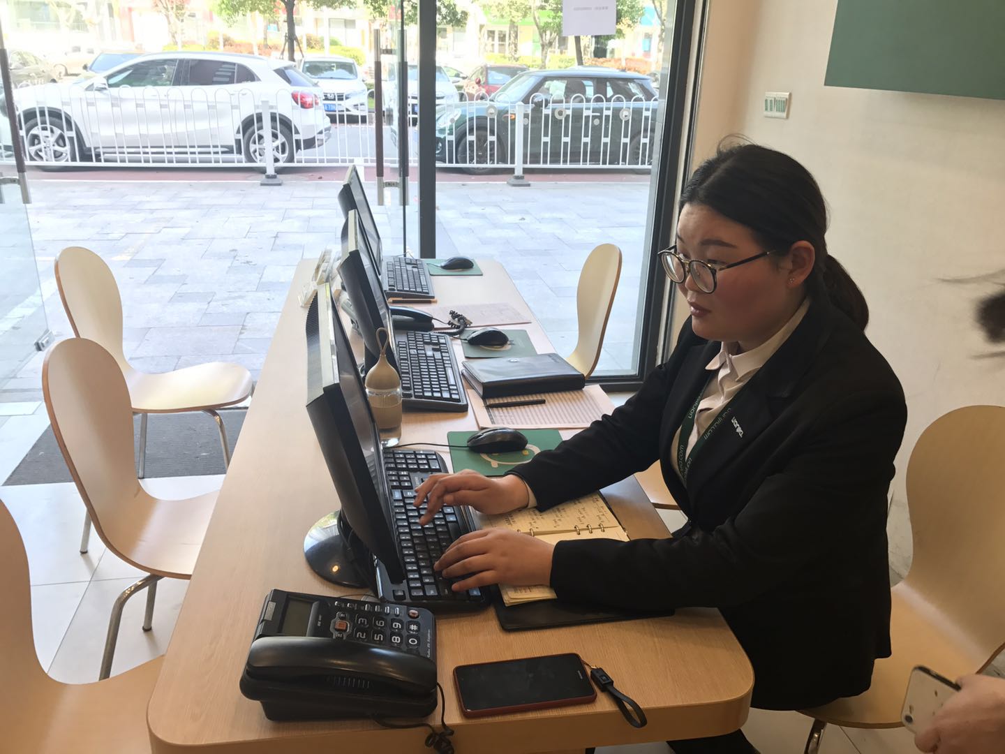 链家工作人员正在对查询相关房型