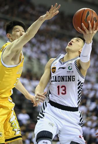 辽宁本钢队球员郭艾伦(右)在比赛中上篮.新华社发