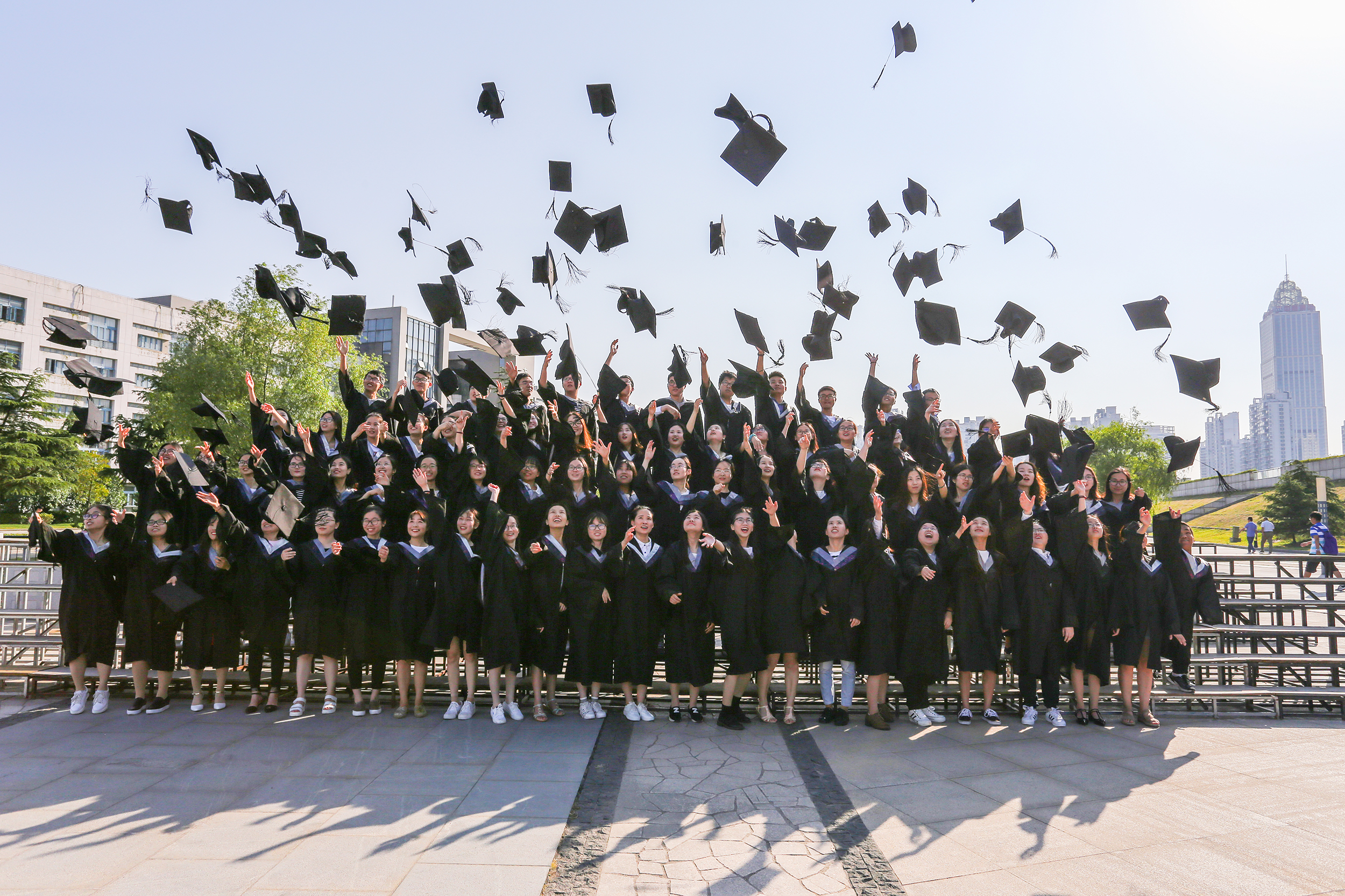旅游,写真,散伙饭……毕业季咋成了"烧钱季"?