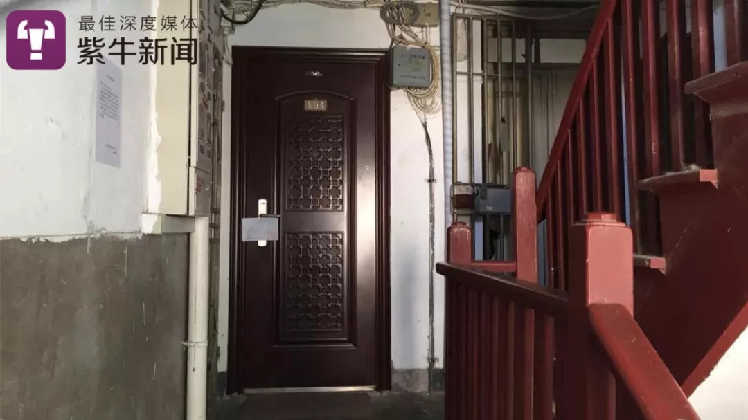 案发的婚房大门紧闭紧闭着的房门后面,是一套三十平方米左右的住房.