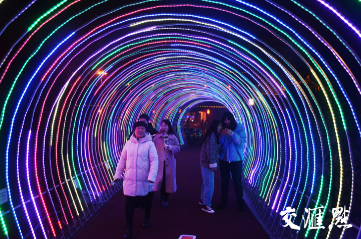 今年梦幻灯光节还增加了与观众互动的项目,望海楼前,30多个欢乐跳