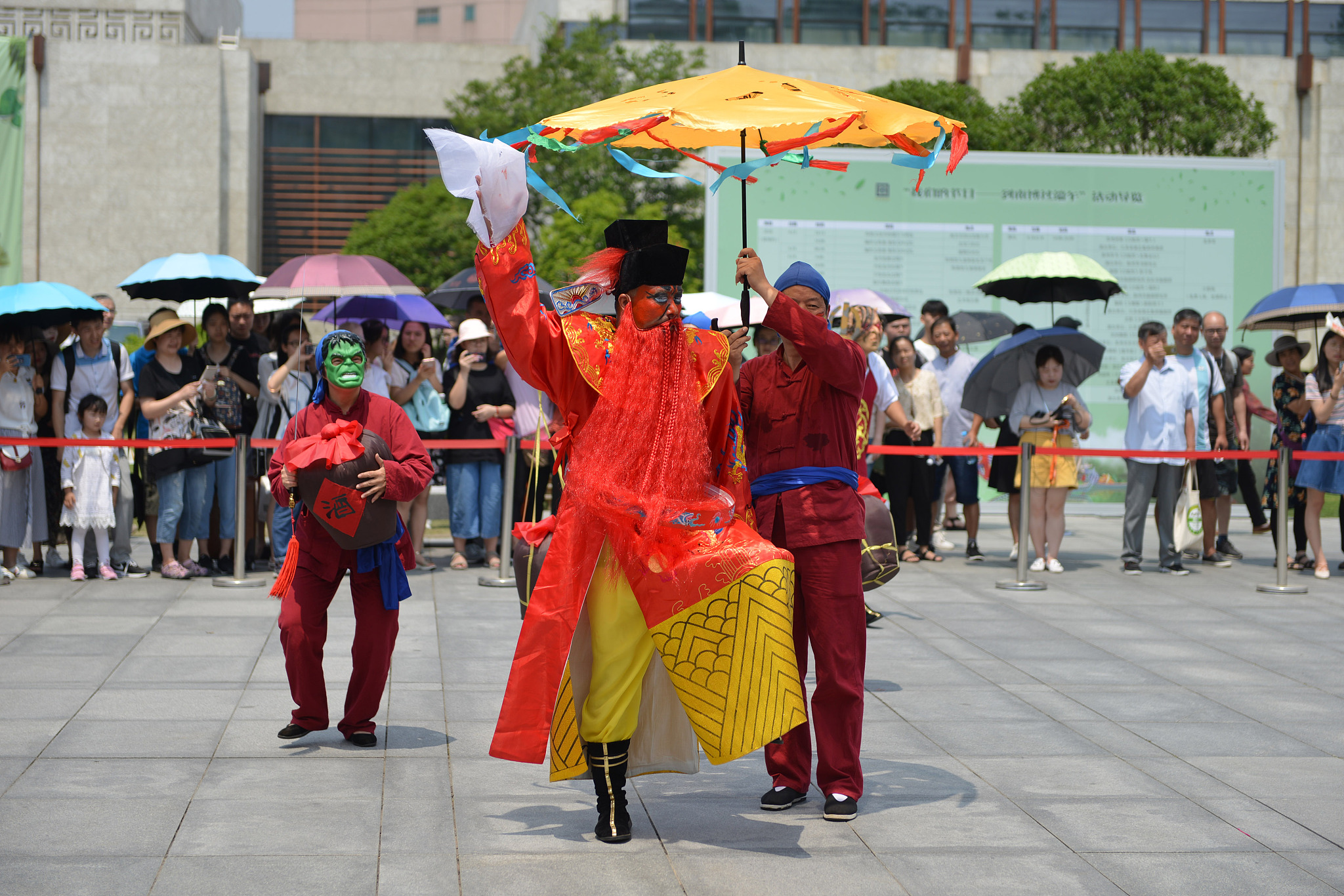 南京博物院举办民俗表演"跳钟馗", 以求赐福镇宅保佑平安.