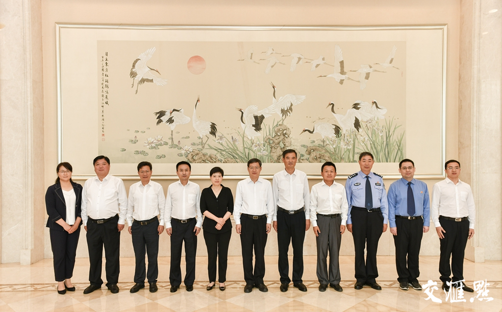  6月24日，江苏省委常委、组织部部长郭文奇接见江苏荣获第九届全国“人民满意的公务员”和“人民满意的公务员集体”代表。交汇点记者  范俊彦 摄
