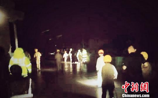 图为：暴雨夜救援。临海公安提供