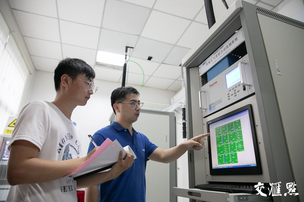 26日下午，在江阴五星大气自动检测站，工作人员正在检测PM2.5等相关数据。  新华报业视觉中心记者 蒋文超摄