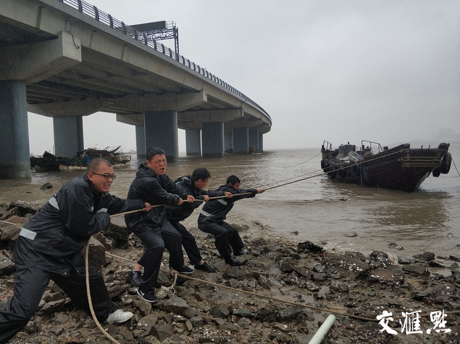 图为民兵拉回被大风吹走渔船