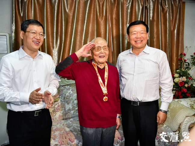 娄勤俭走访慰问老红军老战士老同志,为何是他们