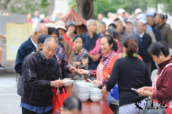 金陵名刹毗卢寺连续22年举办重阳节老人登高吃面活动