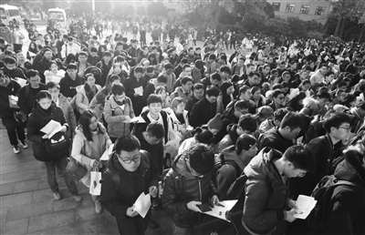 南京林业大学考点，考生在等待进入考场。刘建华 摄 视觉江苏网供图