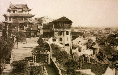 1950年代的奥略楼，1902年建于原黄鹤楼地基上，后因建造长江大桥被拆除。