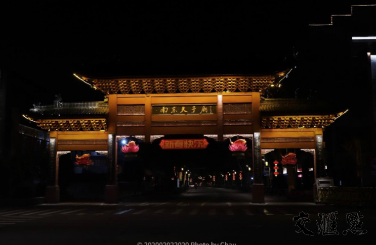 《家门口》 摄影：戎秋晔