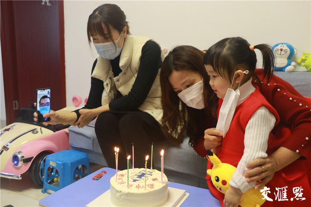 和家属一起为前线支援的郭振过“云生日”。
