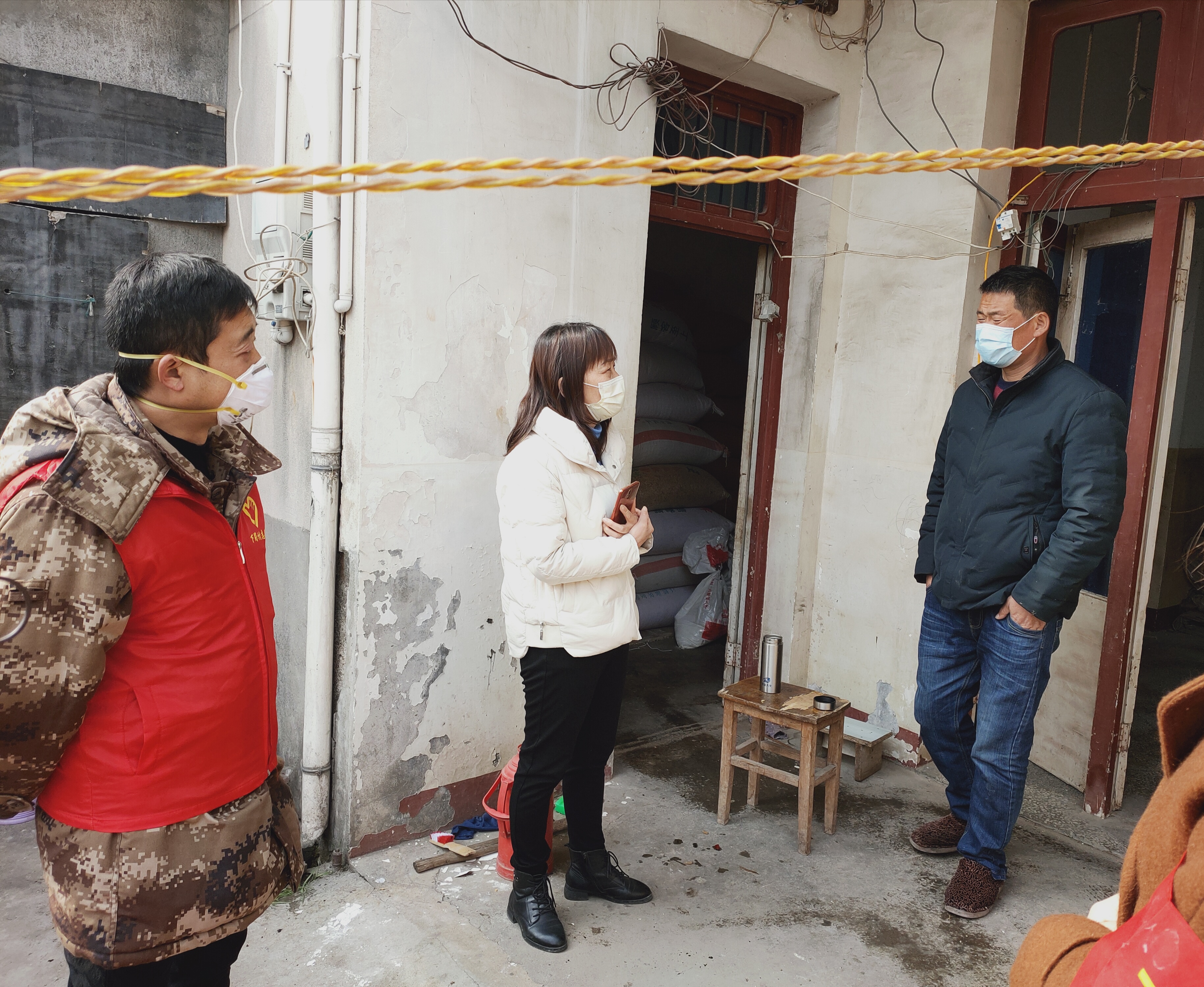 李仁琴（中）了解孙老板卖豆需求