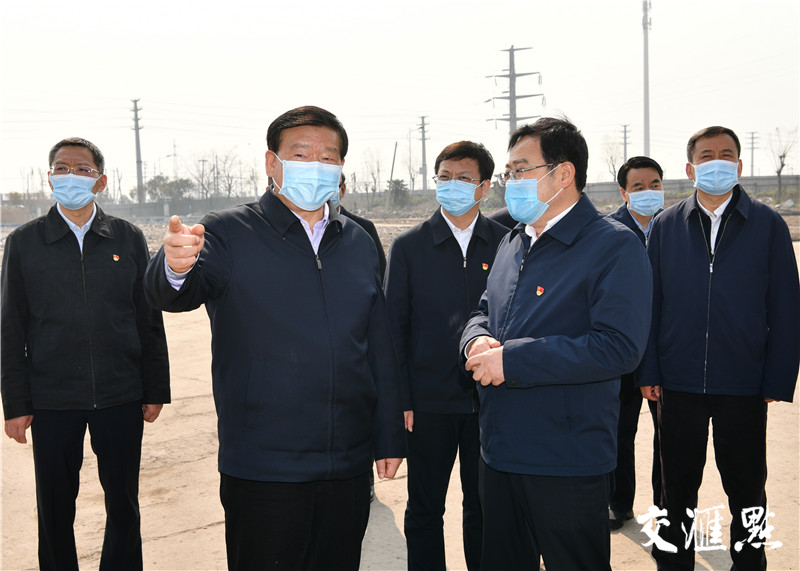 省委书记娄勤俭在响水“3·21”特别重大爆炸事故后续处置现场听取情况汇报。 省委书记娄勤俭在响水“3·21”特别重大爆炸事故后续处置现场听取情况汇报。