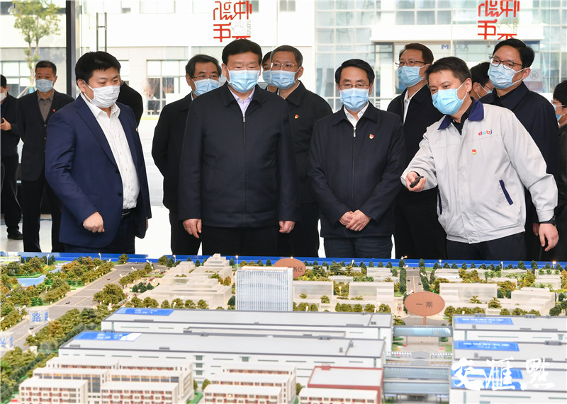 省委书记娄勤俭在东山精密产业园考察。 省委书记娄勤俭在东山精密产业园考察。