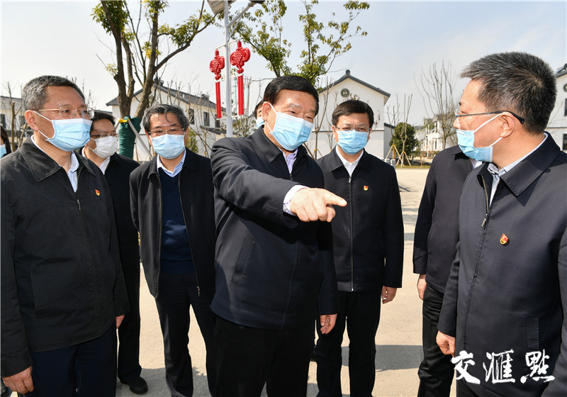 省委书记娄勤俭在盐城市建湖县恒济镇恒东村新型农村社区考察。 省委书记娄勤俭在盐城市建湖县恒济镇恒东村新型农村社区考察。