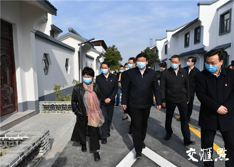 省委书记娄勤俭考察盐城市盐都区大冈镇佳富村新型农村社区。 省委书记娄勤俭考察盐城市盐都区大冈镇佳富村新型农村社区。