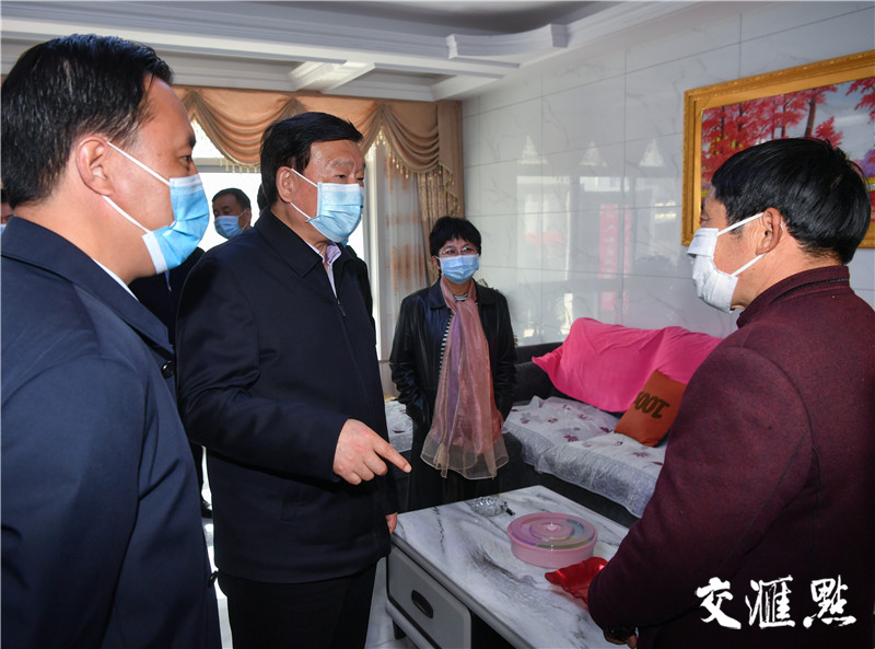 省委书记娄勤俭走进响水县老舍中心社区恩覃村农民家中了解农村住房条件改善情况。 省委书记娄勤俭走进响水县老舍中心社区恩覃村农民家中了解农村住房条件改善情况。