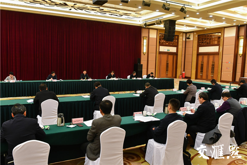 省委书记娄勤俭主持召开座谈会,听取盐城市工作情况汇报。 省委书记娄勤俭主持召开座谈会,听取盐城市工作情况汇报。