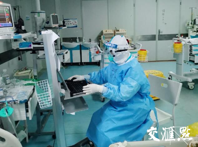 工作中的王梦萍。