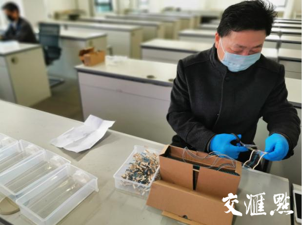 分揀電子元器件