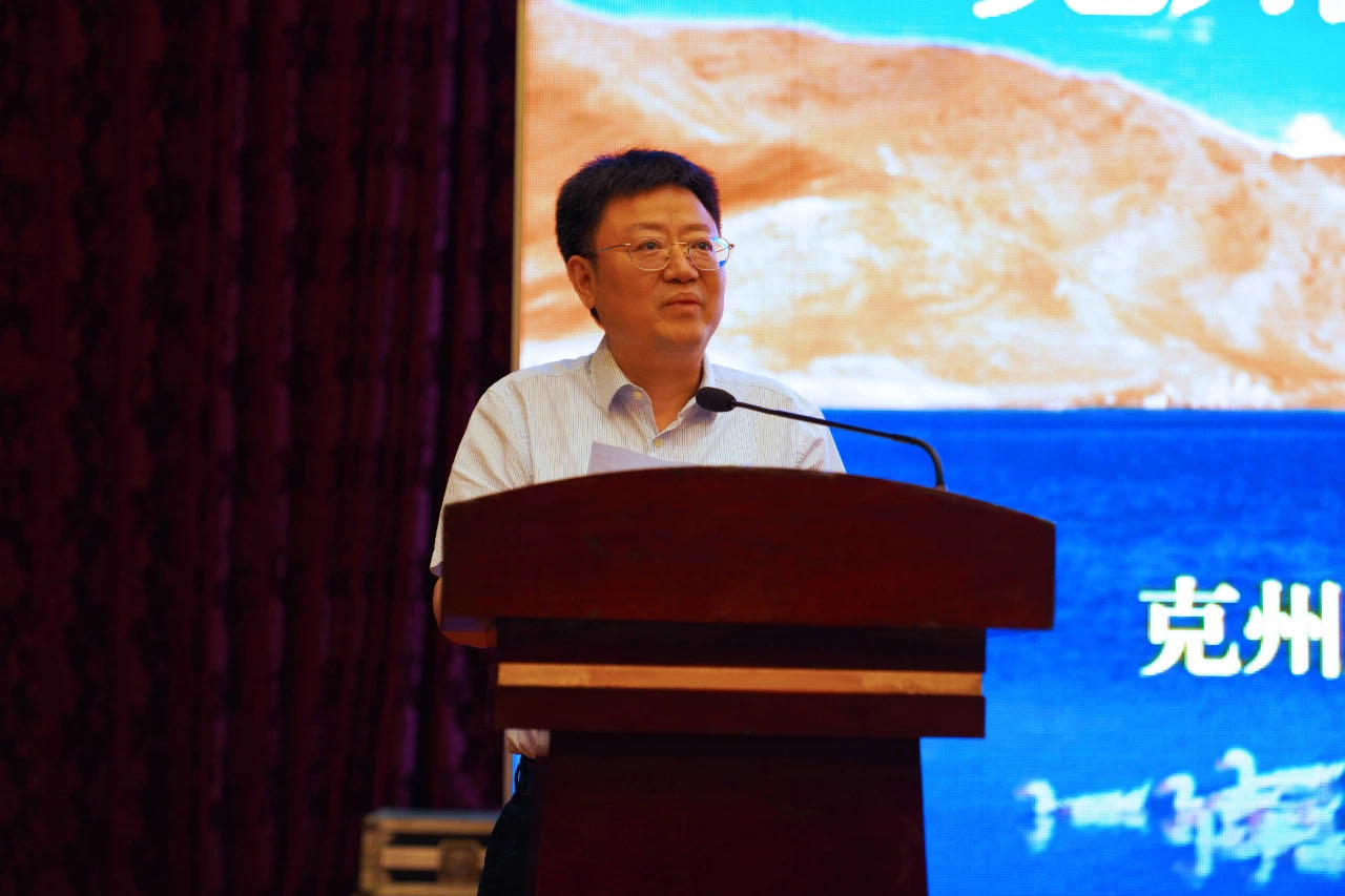 江苏援疆克州前指总指挥周伟文在"产业援疆江苏行"招商会上致辞.