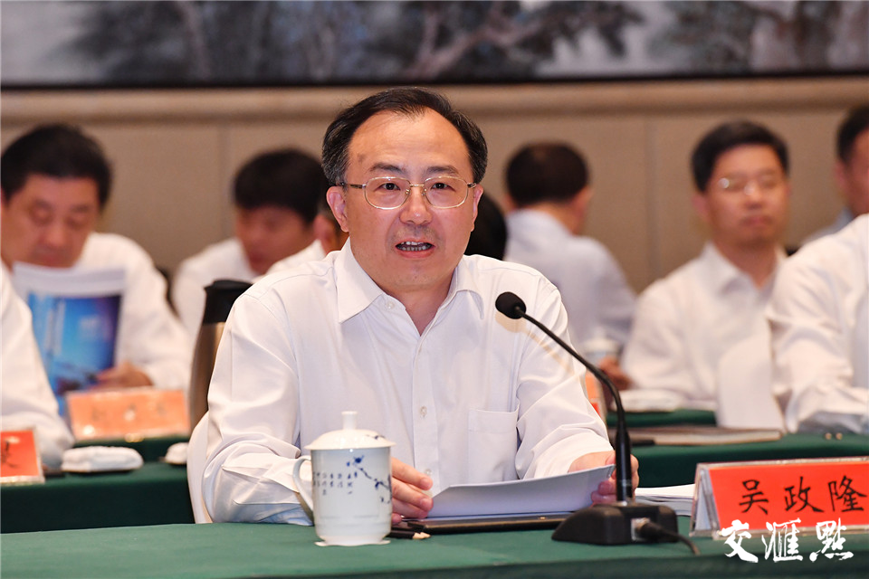 江苏省委副书记、省长吴政隆介绍江苏经济社会发展和江苏扶贫协作工作推进情况。