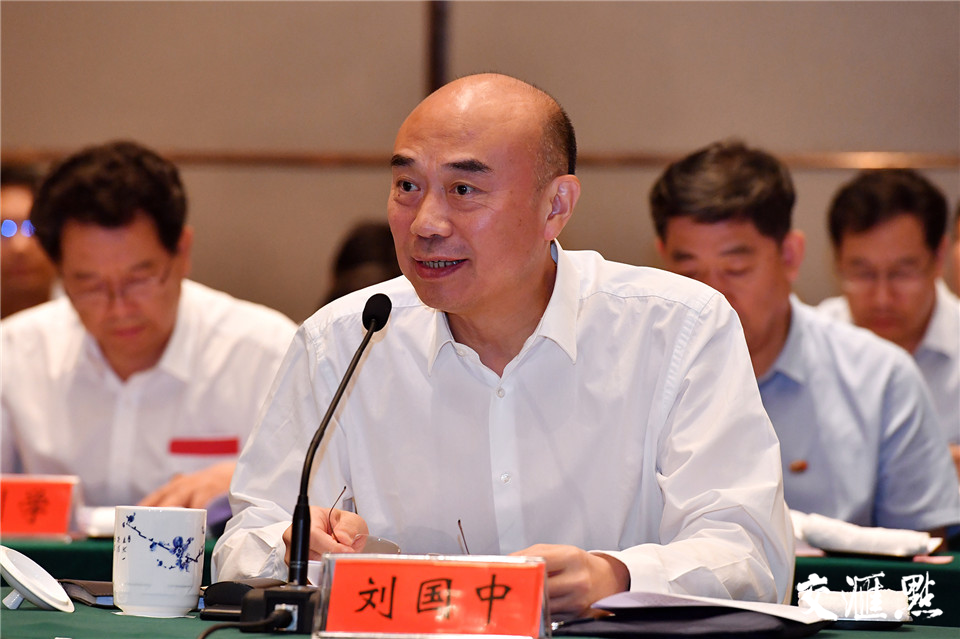 陕西省委副书记、省长刘国中介绍陕西经济社会发展和陕西扶贫协作工作推进情况。