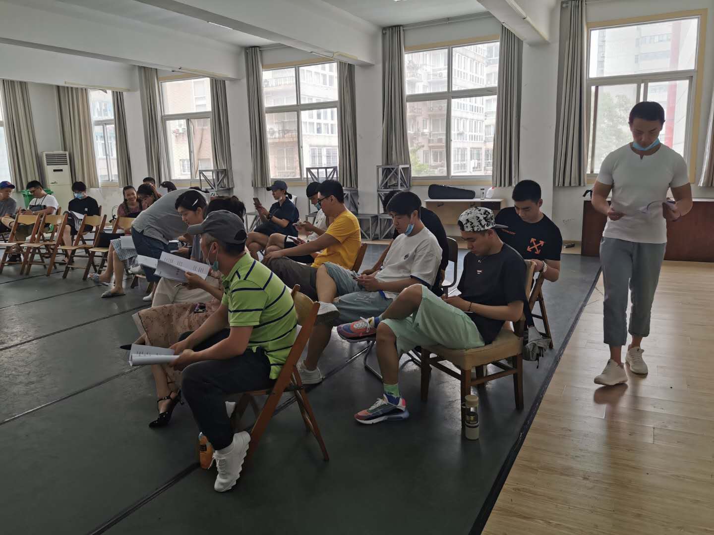 演员们抓紧时间熟悉台本