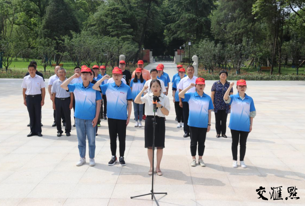 图为盐城师院“致敬老兵”社会实践团成员在盐城市烈士陵园烈士纪念碑前庄严宣誓。