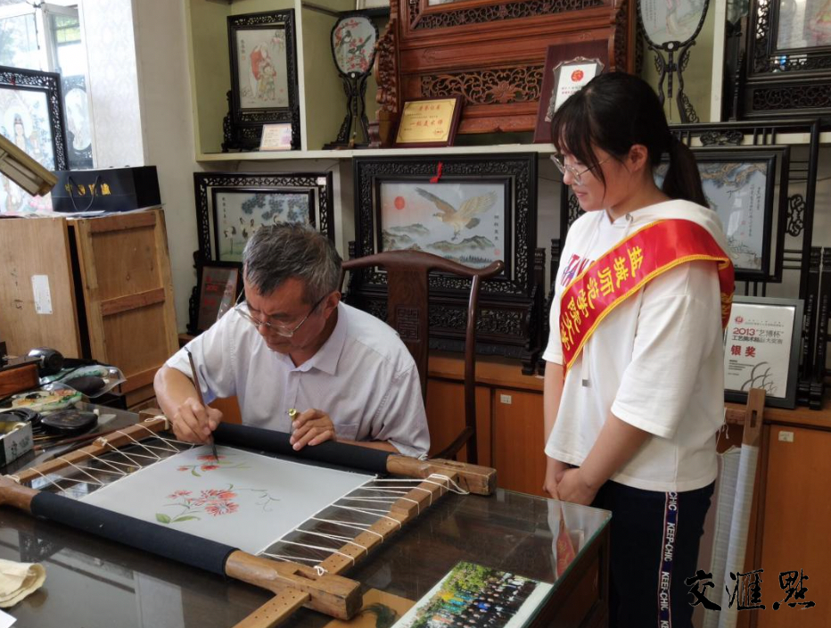 图为盐城师院“探寻非遗魅力·领略匠心风采”实践团成员拜访非遗传承人钱万春先生，领略传统“木雕”文化的风采。