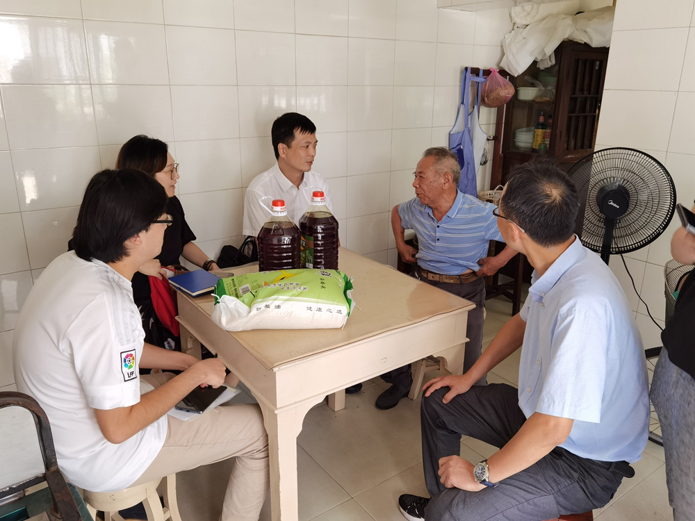 中国人寿泰州市分公司副总经理刘智章带记者一同慰问扶贫保险实际收益的困难家庭