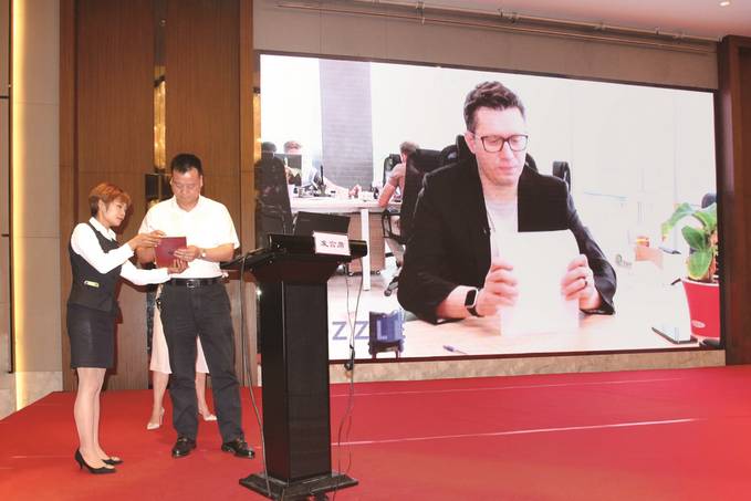 7月11日，中俄（盛泽）新一代信息技术联合创新中心离岸孵化器合作举行签约仪式（云签约）。 陈越/摄