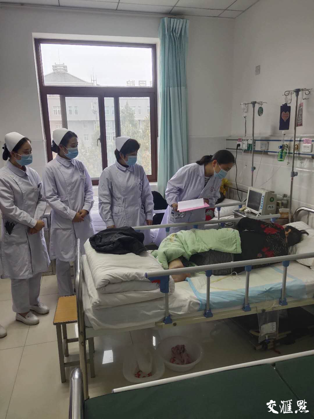 陈香梅医生（左四）和护士们在查房。