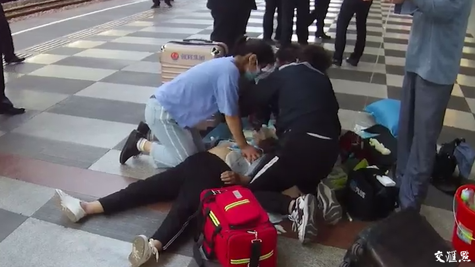 暖新闻 医学生跪地救人 面对镜头她说 别宣传我 宣传心肺复苏