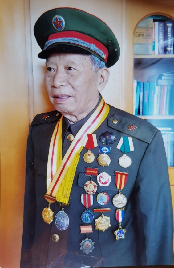 陈良佩戴朝鲜人民民主共和国国旗勋章等勋奖章