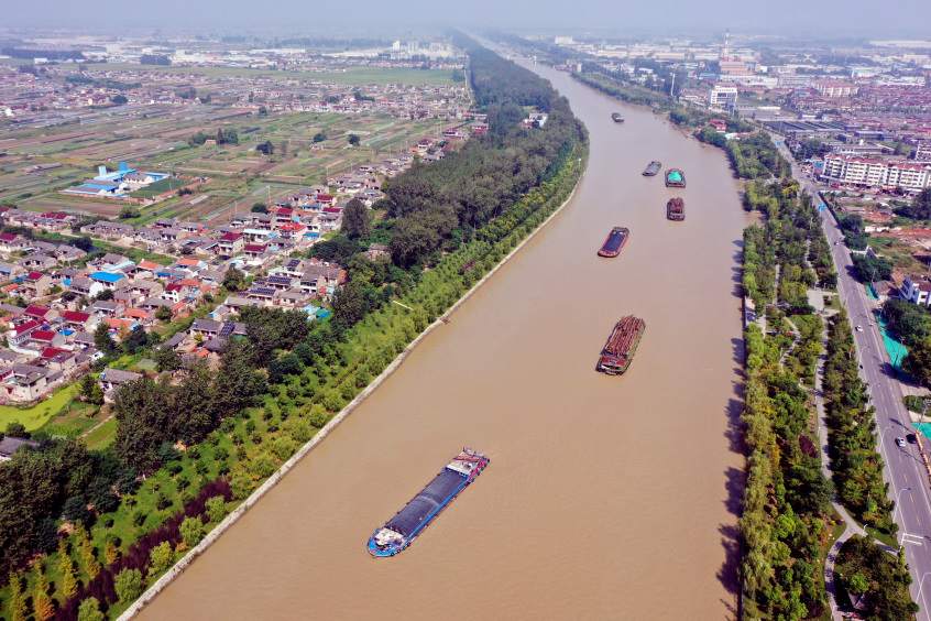 2020年9月18日，江苏省扬州市，运输船只在京杭大运河宝应段航行。(沈冬兵 摄/人民图片)