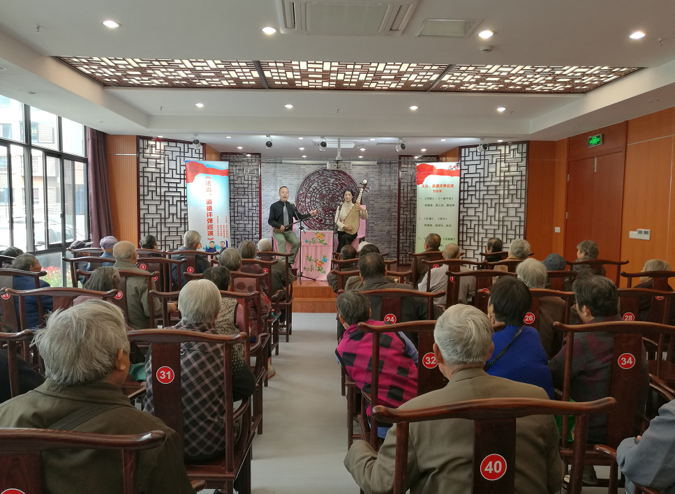 居民在街道文体中心书场听书