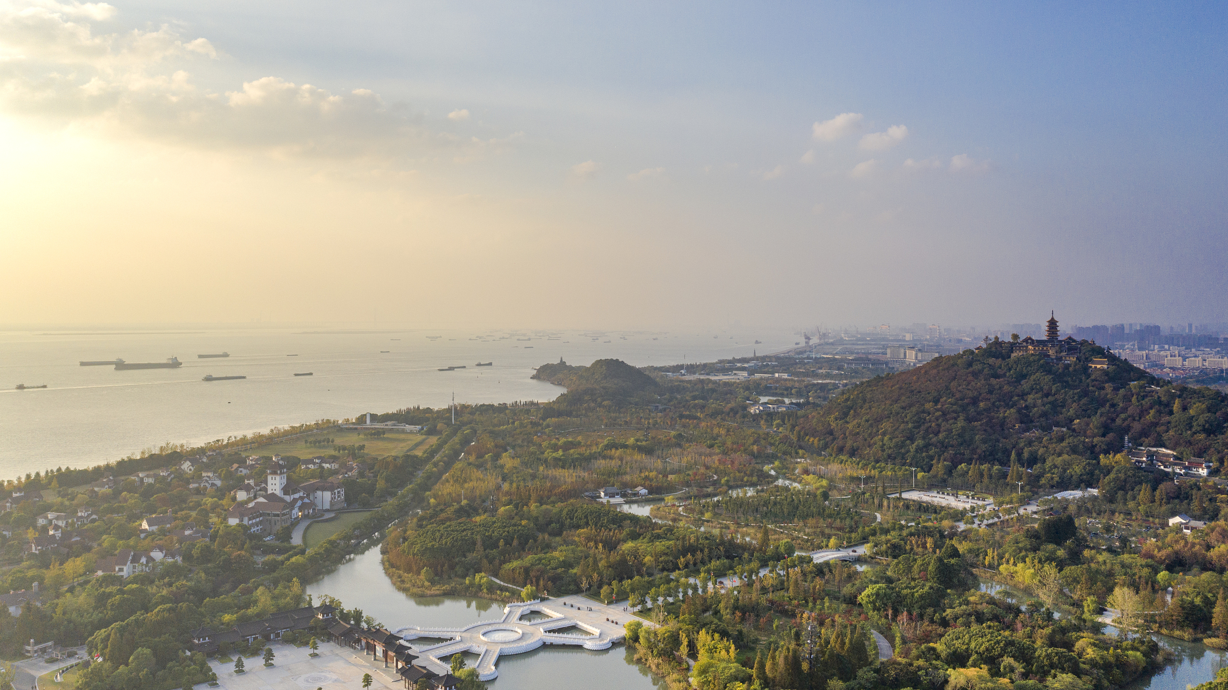 (《狼山观海》)北宋诗人王安石站在南通狼山山顶,眺望长江入海口,无