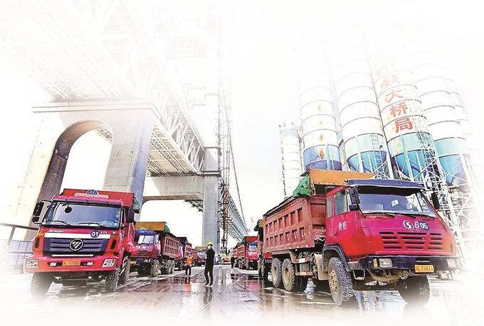 去年2月22日，五峰山长江大桥铁路桥面施工现场拉开疫情防控下的复工序幕。 崔永兴 摄