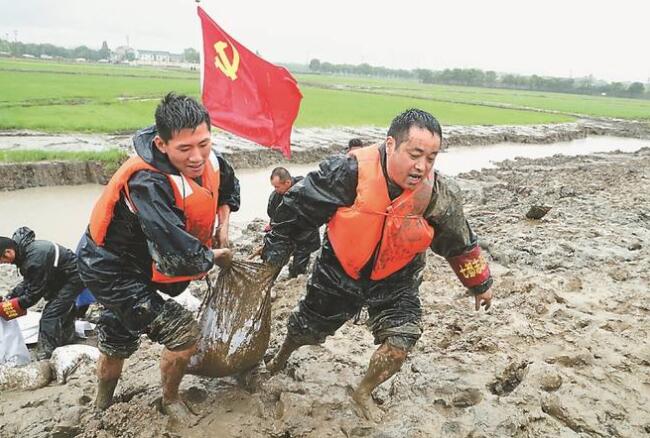 去年7月15日，太湖平均水位4.36米，苏州市吴江区七都镇抗洪救灾突击队的队员在太湖内河加固堤坝。华雪根 摄（视觉江苏网供图）