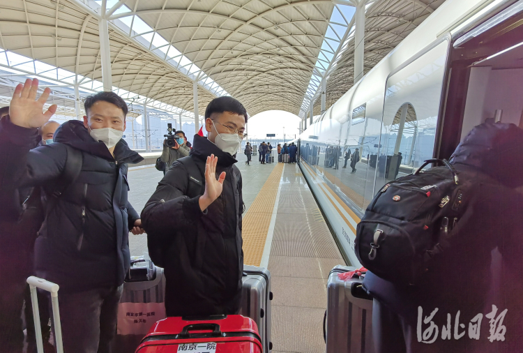 2月2日上午,石家庄火车站,江苏省重症医疗队登上了返程列车。 2月2日上午,石家庄火车站,江苏省重症医疗队登上了返程列车。